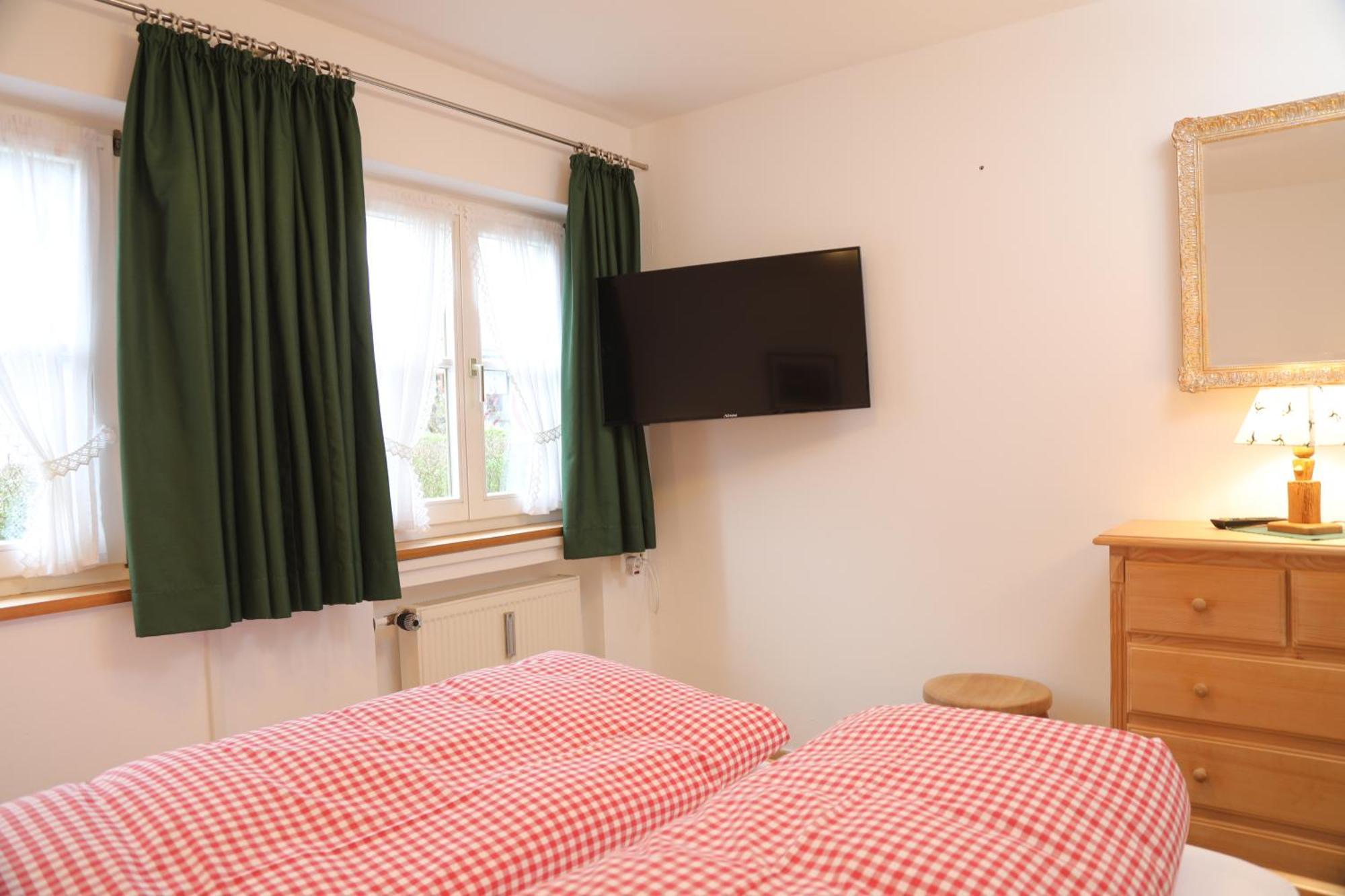 Almroeserl Apartment *