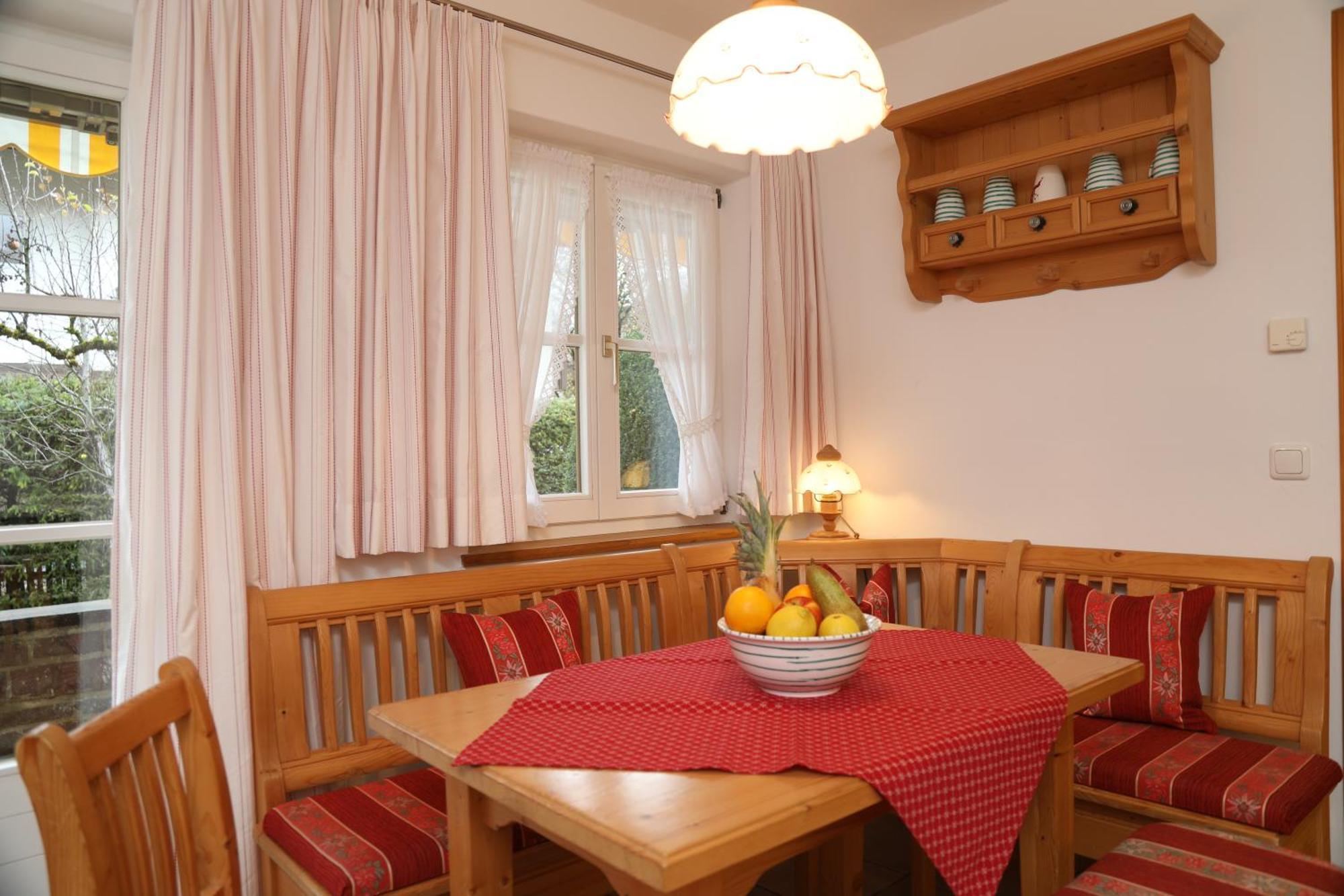 Almroeserl Apartment *